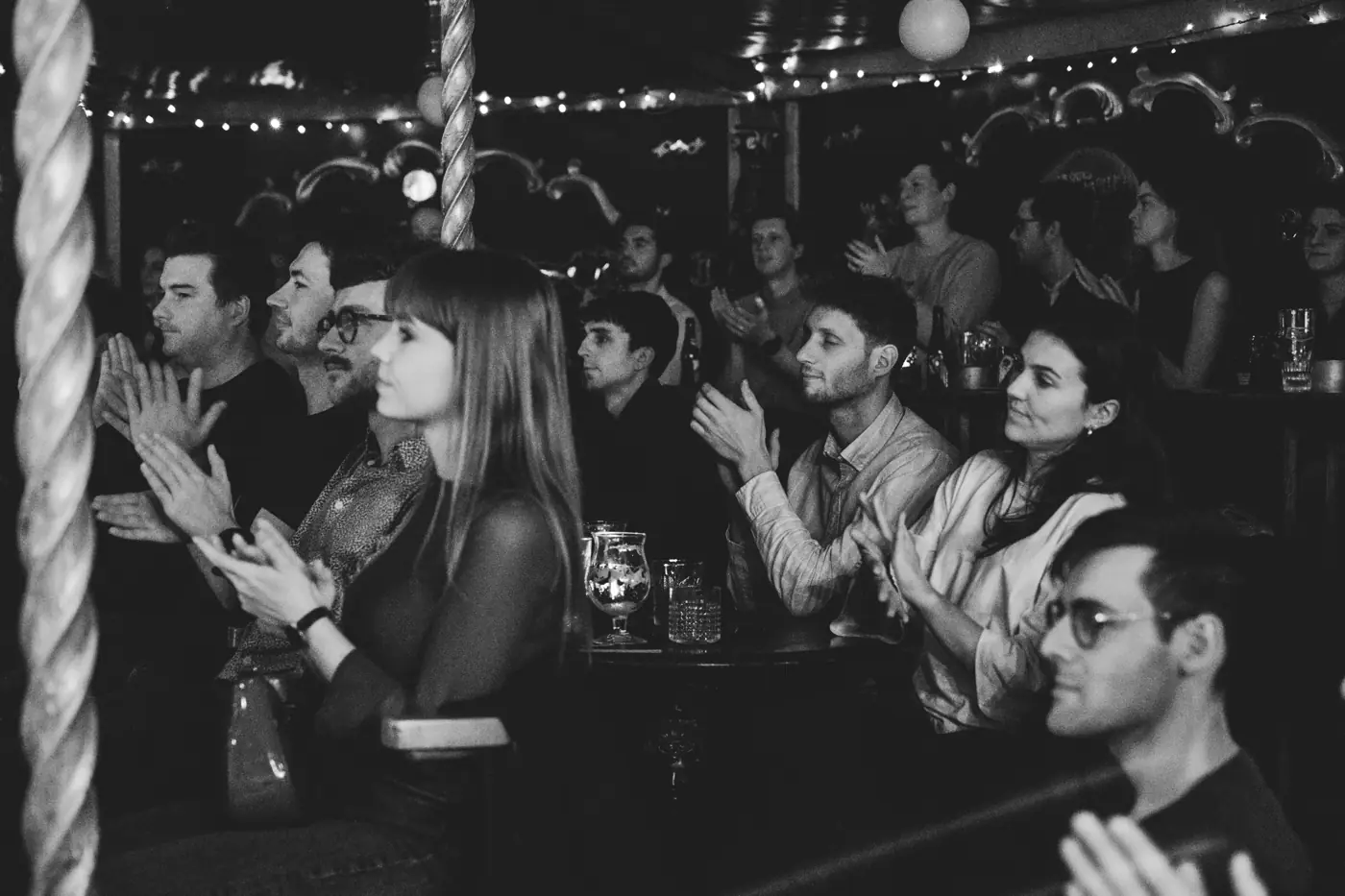 Applaudisserend publiek van dichtbij in zwart-wit