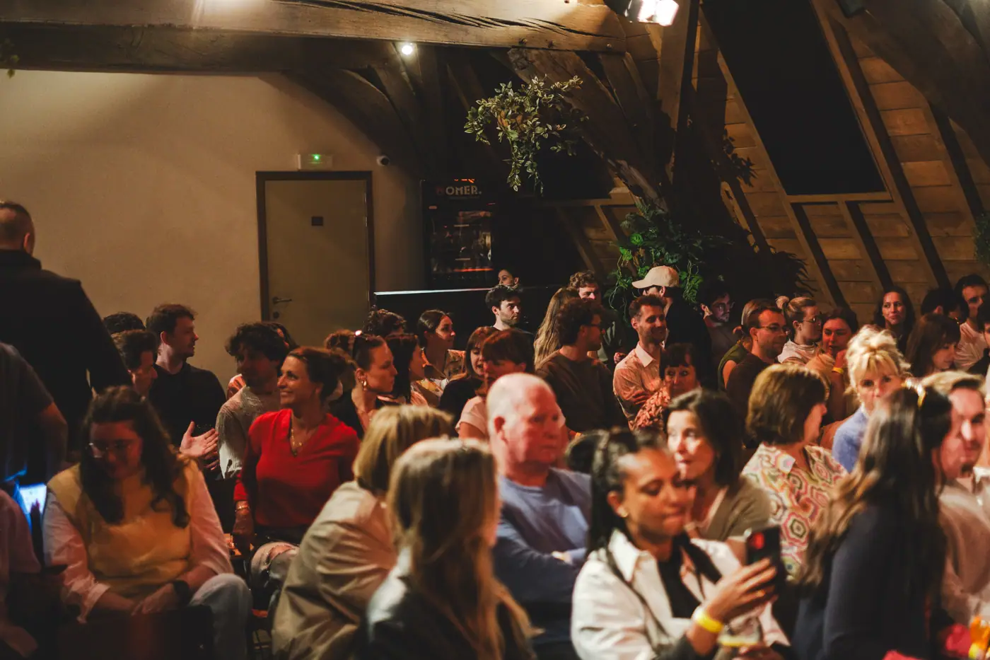 Publiek van dichtbij, gezichten in het warme licht