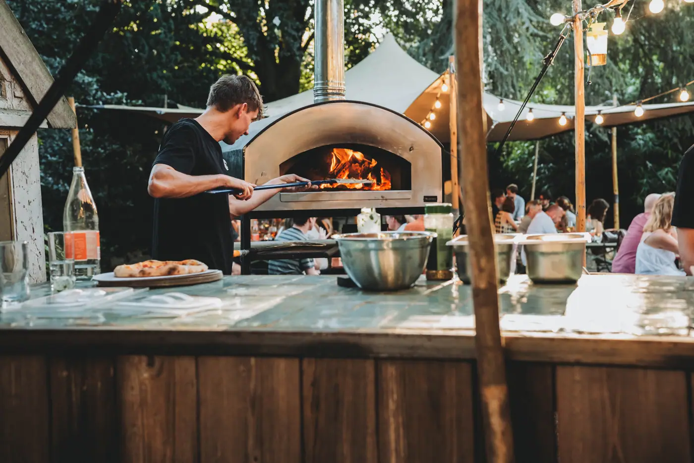 Pizza die uit een houtoven komt tijdens het concert